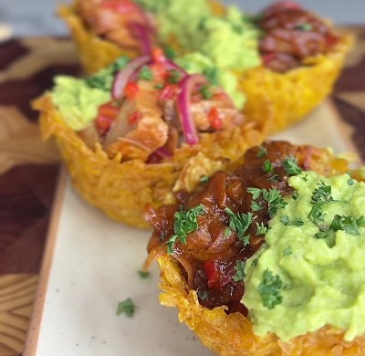 CANASTICAS DE GUACAMOLE CON CHICHARRÓN